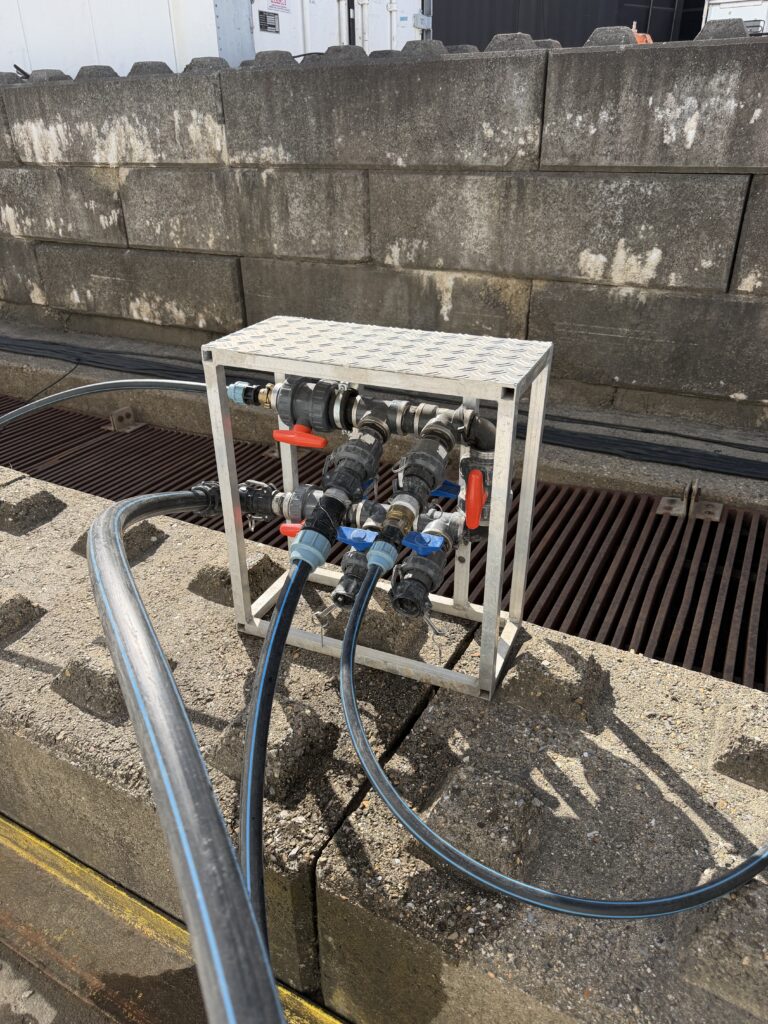 Aluminium verdeelcollector met kogelkranen en snelkoppelingen voor tijdelijke watervoorziening